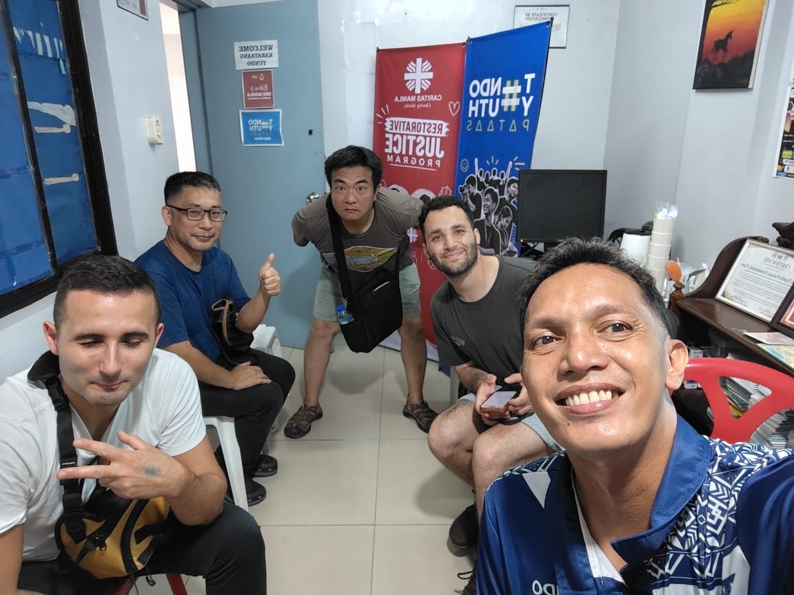 International guests exploring Tondo with Walk In Tondo local guide Ryan